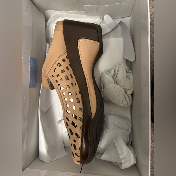 White Mountain Marvy Taupe Genuine Leather Peep Toe Wedge Shoes – Size 7.5M - Picture 2 of 7